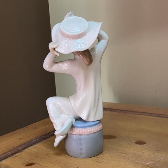 Lladro Girl with Hat 1147 Figurine - Picture 4 of 5